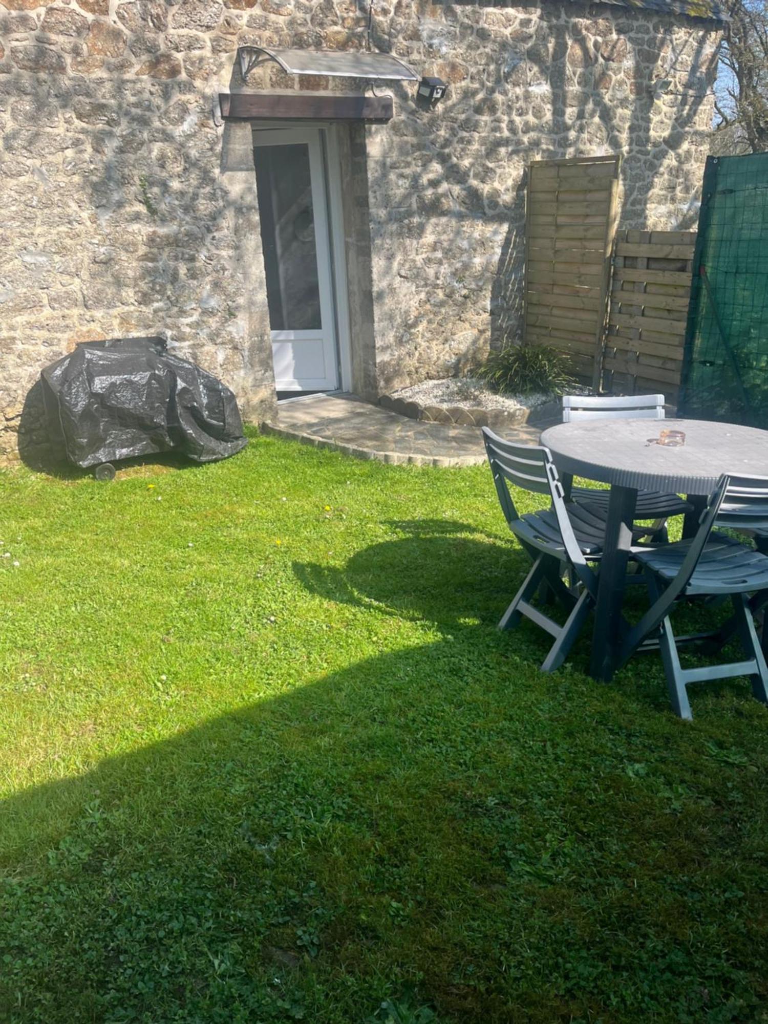 La Petite Maison De Kerguiniou Glomel 外观 照片
